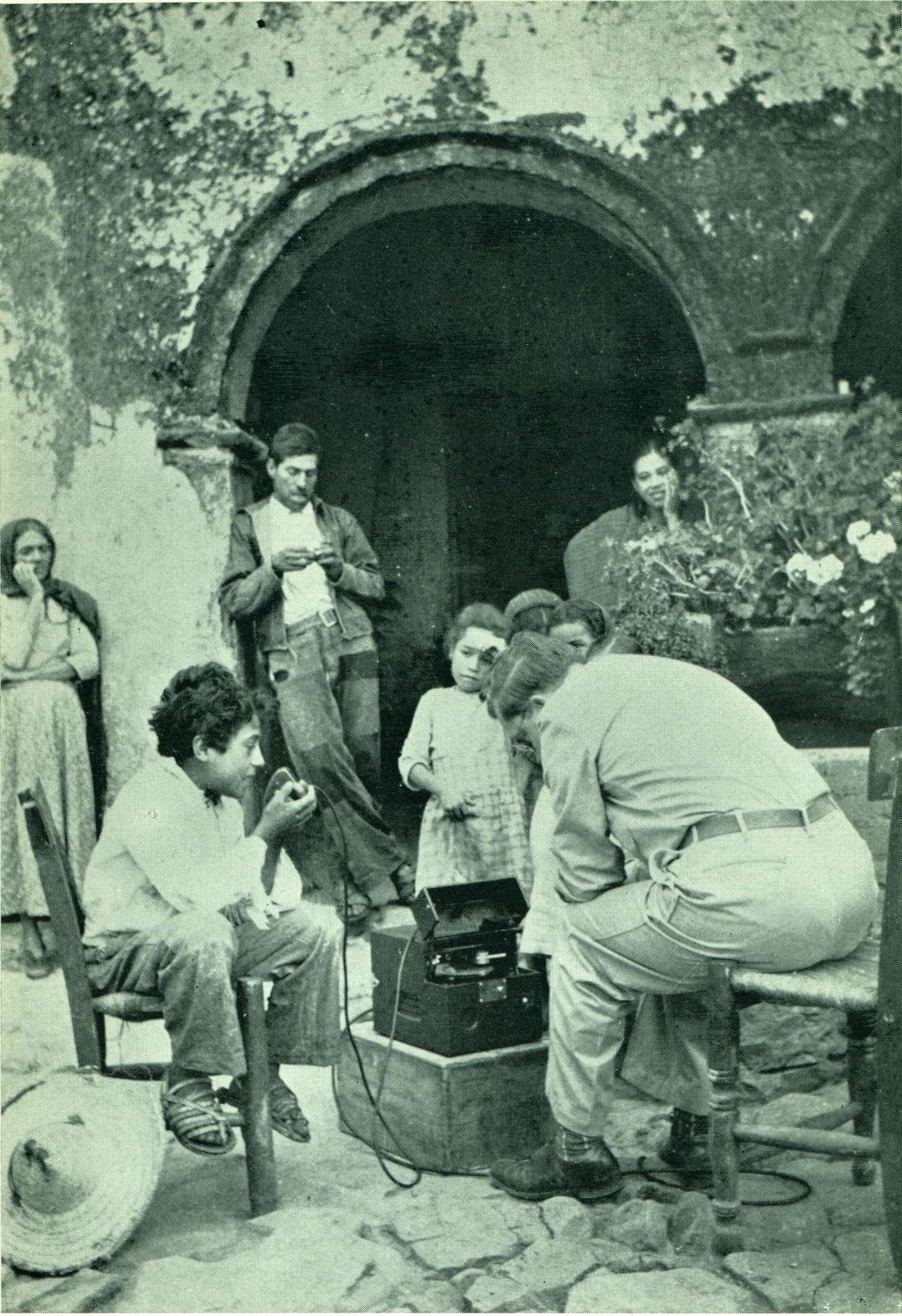 Stanley Robe grabando a Pablo Alcántar en San Bartolo, Jalisco, en 1960.